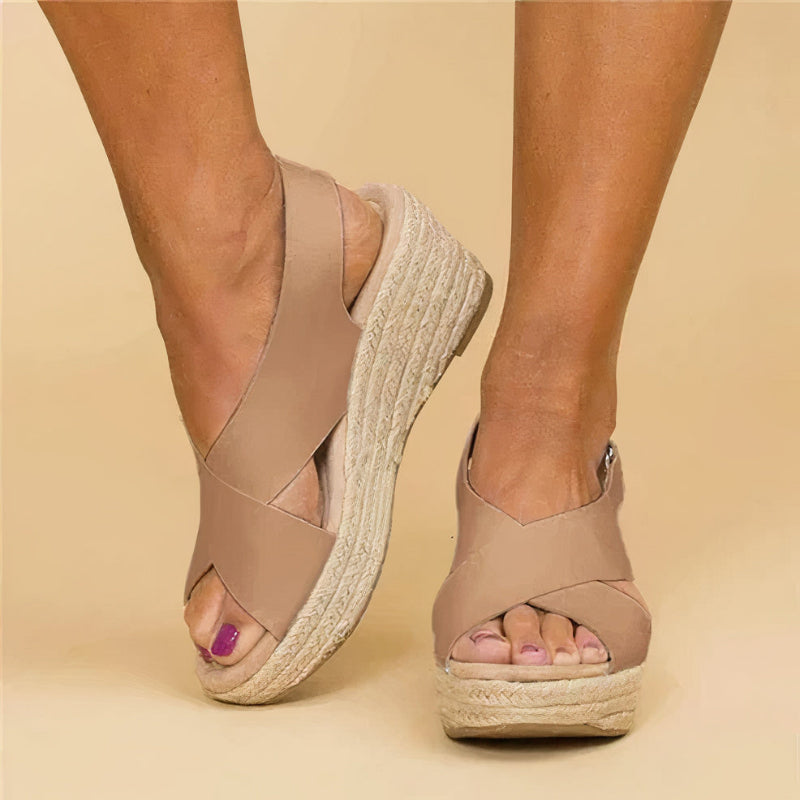 Comfortabele sandalen met een zachte binnenzool en een stabiele sleehak, ideaal voor de zomer.