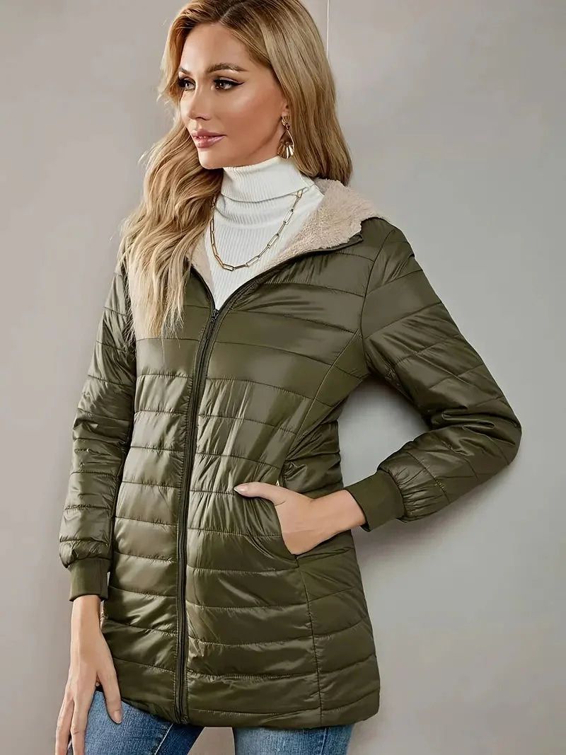De vrouw draagt een knus jack met capuchon, perfect voor koele herfst- en winterdagen.