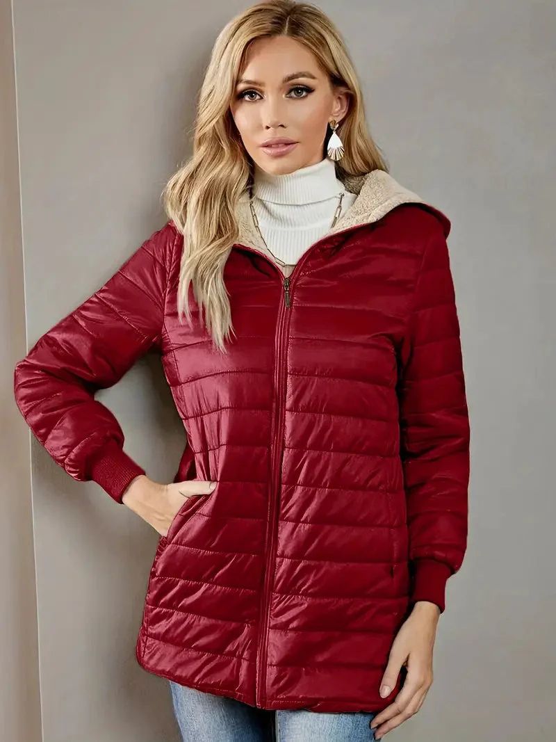 De vrouw draagt een knus jack met capuchon, perfect voor koele herfst- en winterdagen.