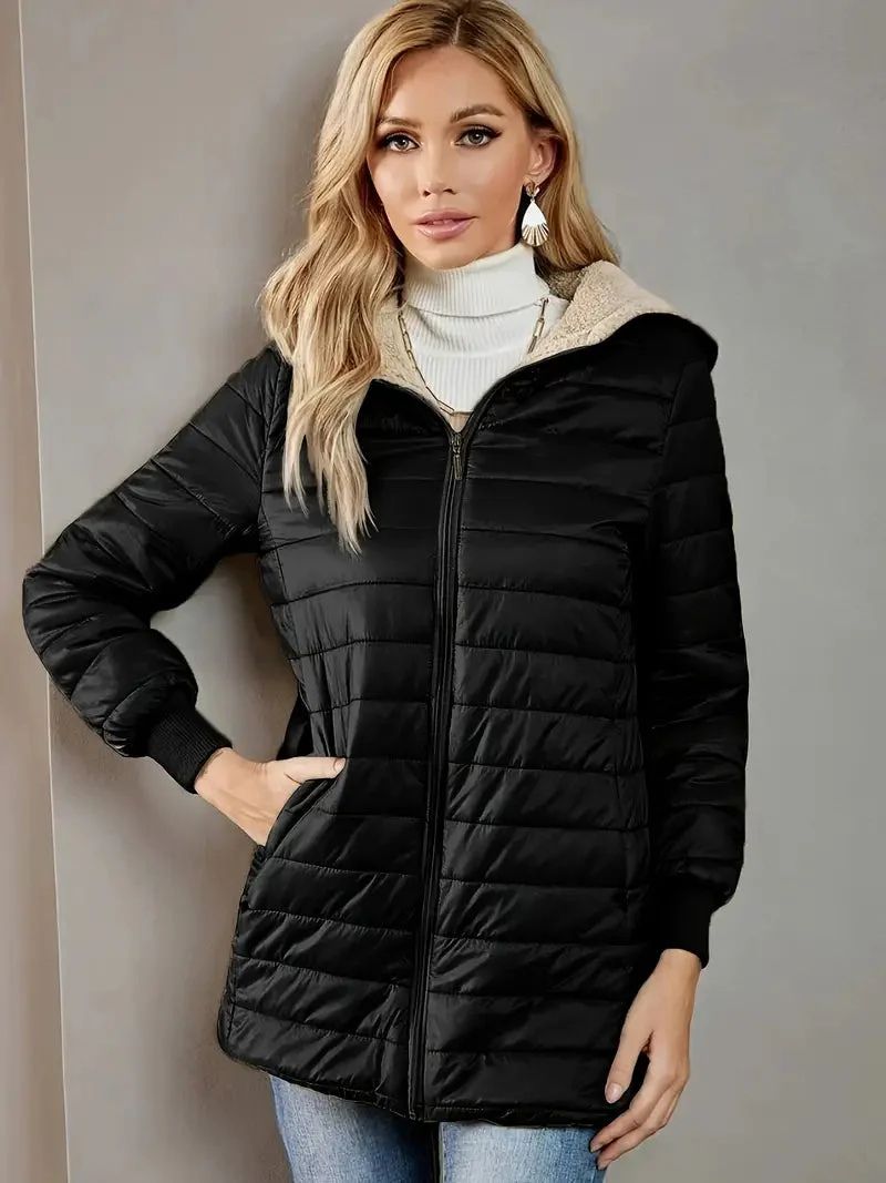 De vrouw draagt een knus jack met capuchon, perfect voor koele herfst- en winterdagen.