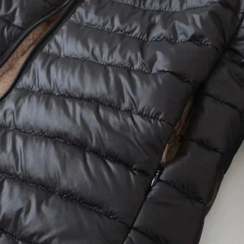 Dames puffer winterjas met warme binnenvoering en capuchon, ideaal voor koude herfst- en winterdagen.