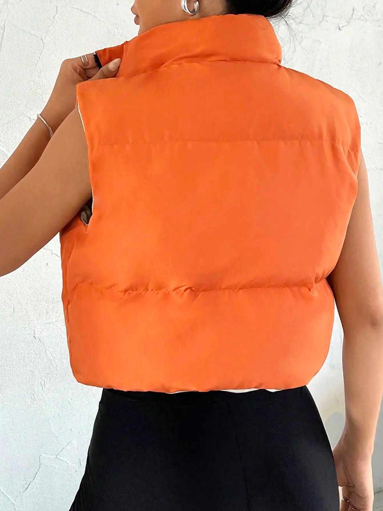 Mouwloos damesgilet in een modieus ontwerp, ideaal voor koele herfst- of winterdagen