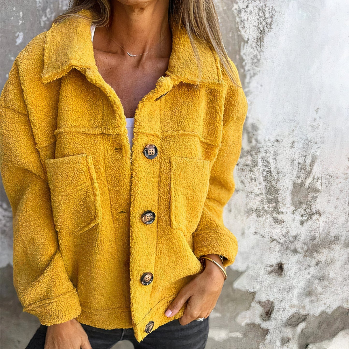 Wollen dames winterjas met hoogwaardig materiaal, tijdloos ontwerp en praktische grote zakken, ideaal voor frisse dagen.