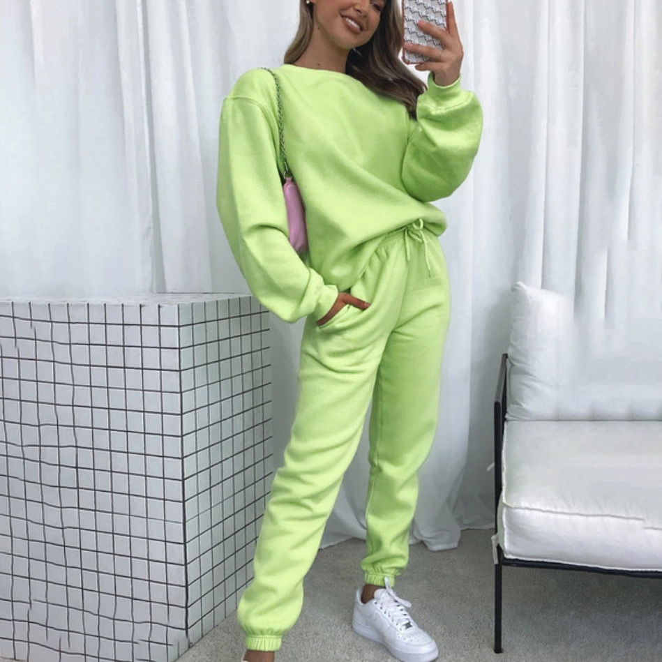 Gezellige trui en broek voor dames, biedt comfort en stijl voor elke dag