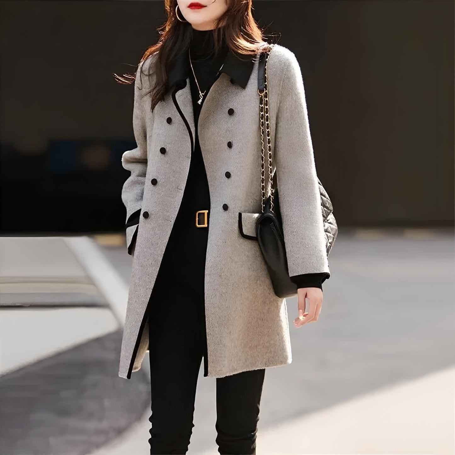 Dames dragen een elegante damesjas, ideaal voor herfst- en winterdagen, met een klassiek en stijlvol ontwerp voor veelzijdige gelegenheden.