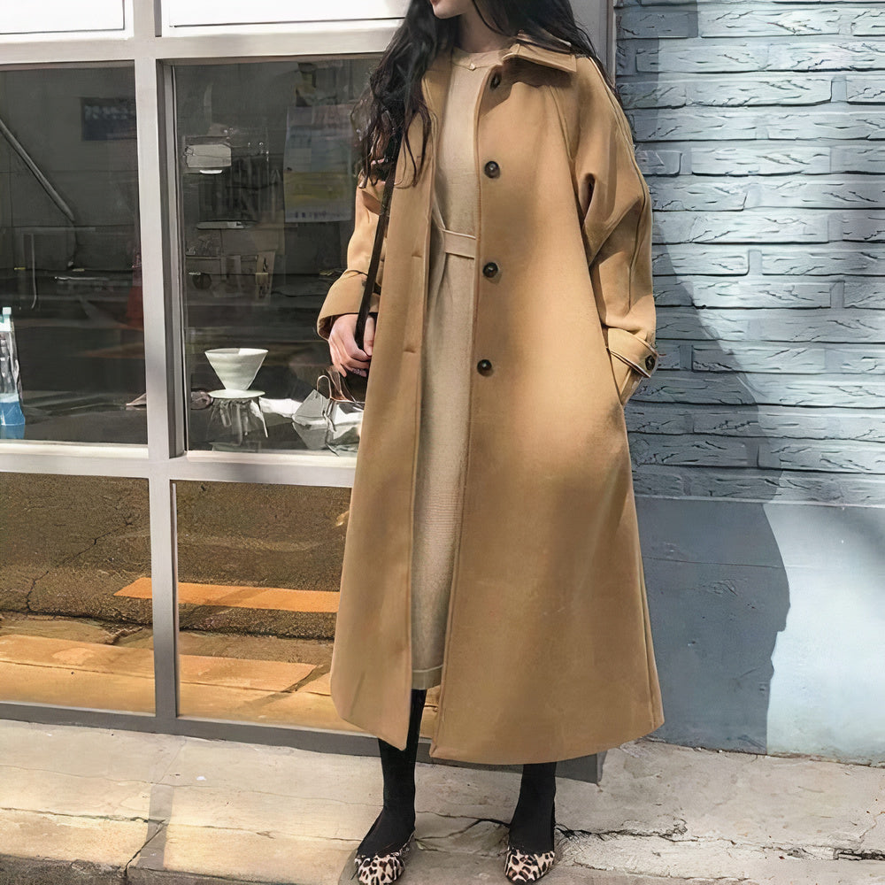 Elegante damesjas van wol, ideaal voor de herfst en winter, met een lang model, wollen stof van hoge kwaliteit en praktische zakken voor stijlvol comfort.
