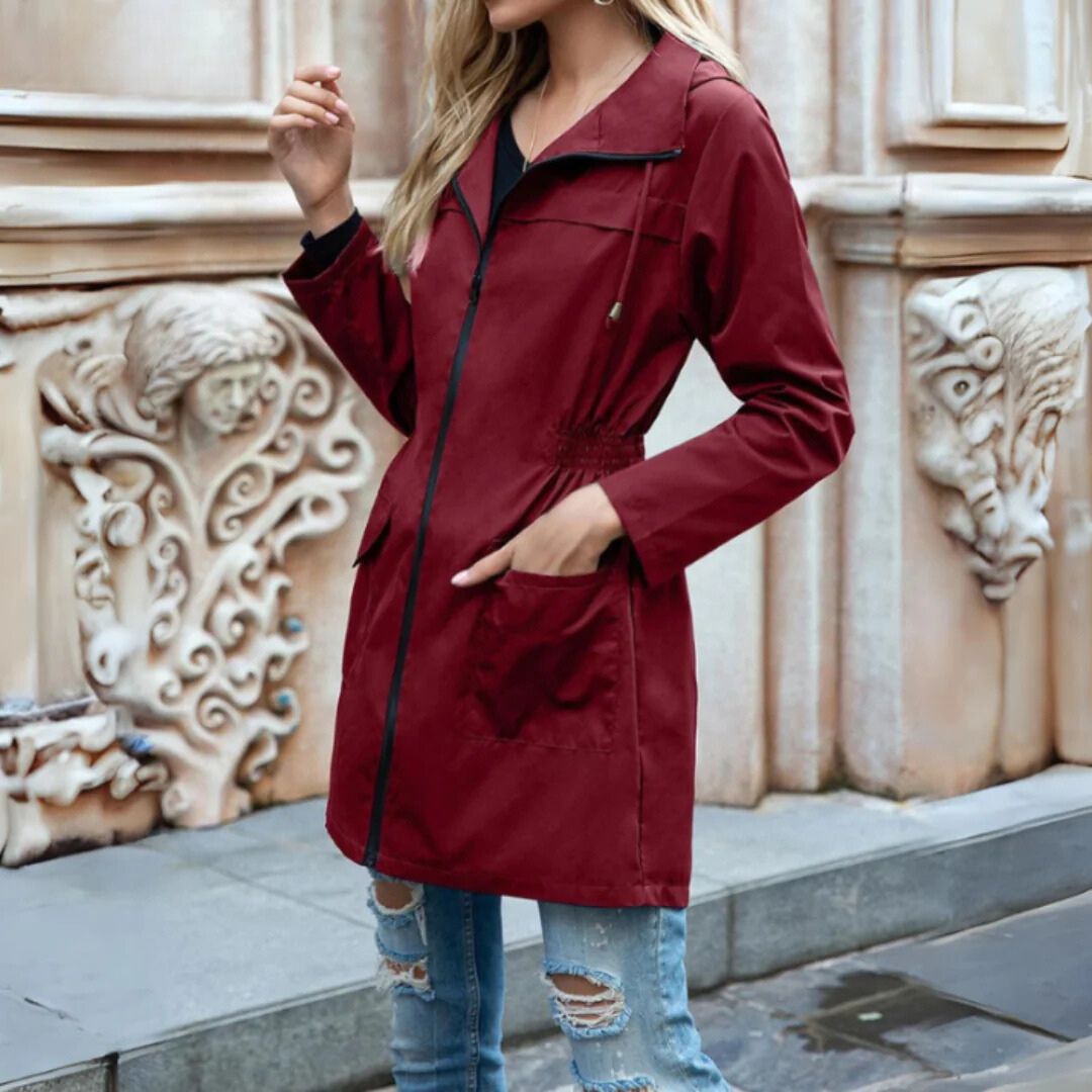 Elegante winddichte trenchcoat voor dames, ideaal voor herfst- en winterdagen.