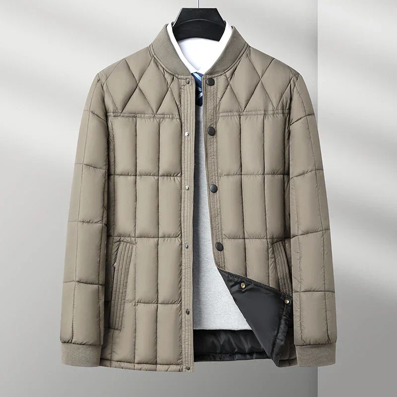 Elegant winter donsjas van zijde voor heren, perfect voor koude herfst- en winterdagen, met een stijlvol ontwerp en optimale thermische isolatie.