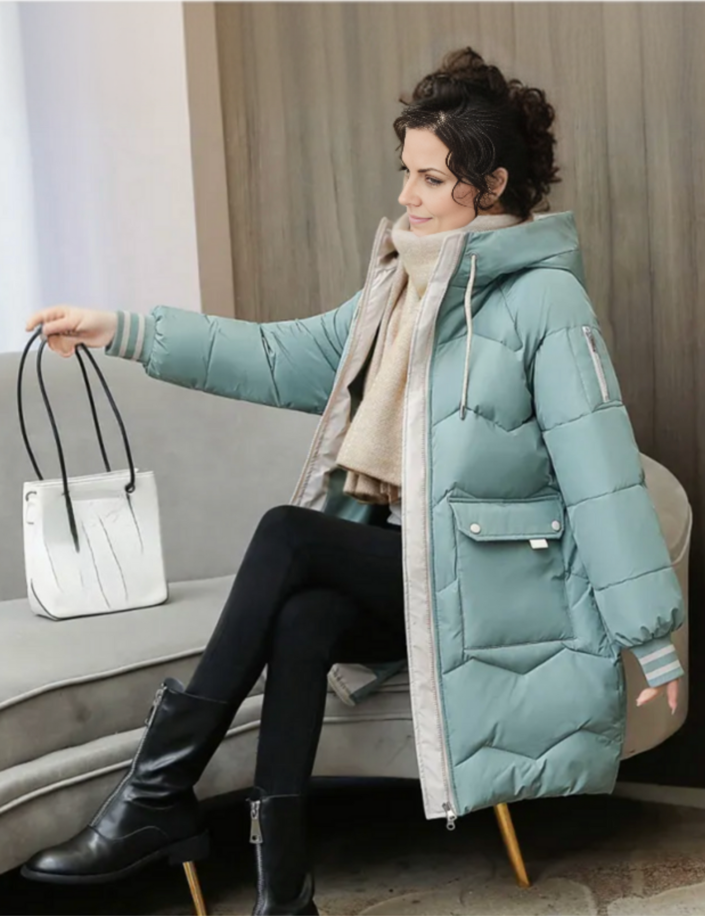 Warme winterjas met een getailleerd model en capuchon voor koude dagen