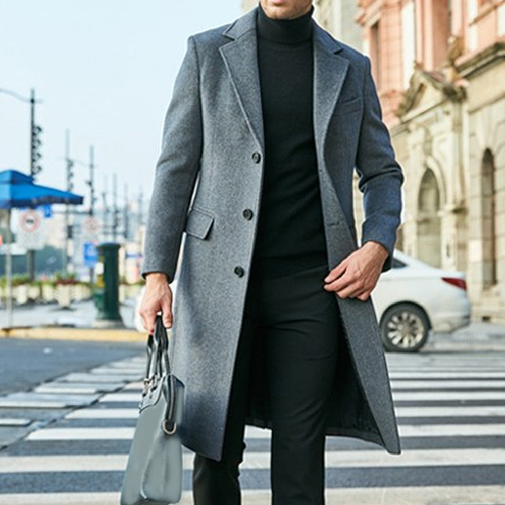Elegante wollen herenjas met een stijlvolle pasvorm en hoogwaardig materiaal, ideaal voor herfst- en winterdagen.