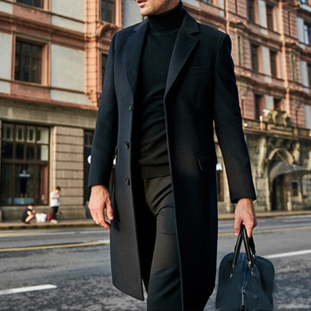 Elegante wollen herenjas met een stijlvolle pasvorm en hoogwaardig materiaal, ideaal voor herfst- en winterdagen.