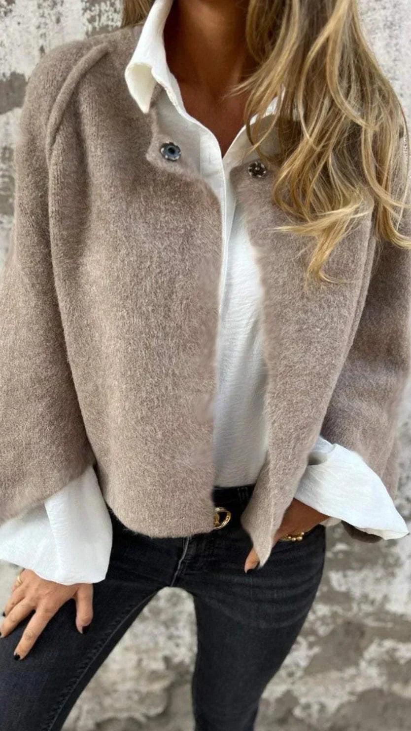 Elegante wollen winterjas voor vrouwen, biedt luxe warmte en stijl tijdens de wintermaanden.