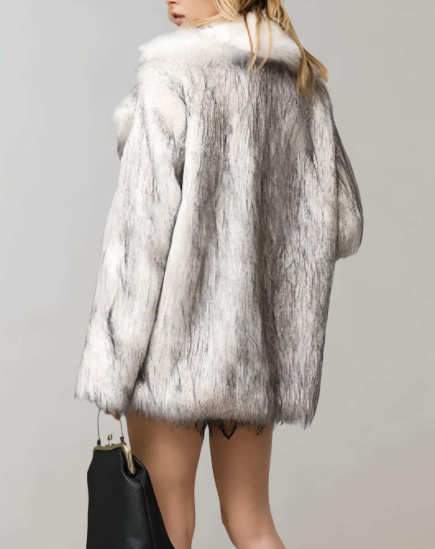 Pluizig bont winterjas voor dames, ideaal voor koude herfst- of winterdagen.