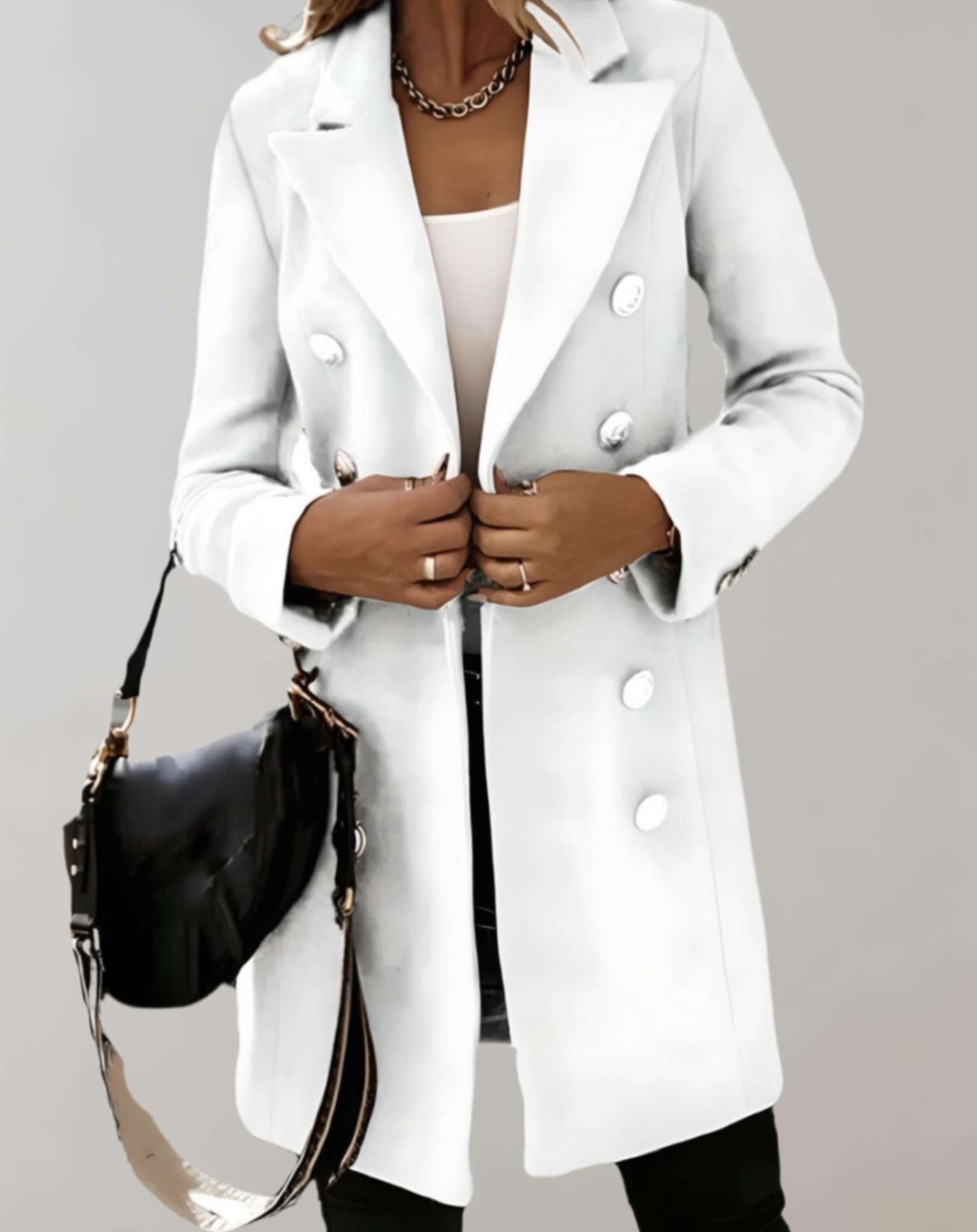 Formele winterjas voor dames met een dubbele rij knopen en een getailleerde pasvorm, ideaal voor herfst- en winterdagen.