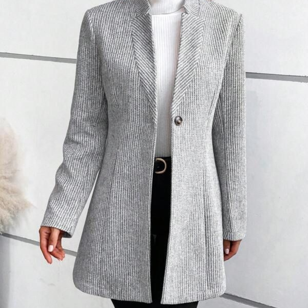 Luxueuze jas met een getailleerde snit, hoogwaardig materiaal en eenknoopssluiting, ideaal voor herfst- en winterdagen.