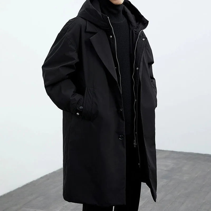 Moderne, minimalistische trenchcoat voor heren met een slanke pasvorm en elegante stijl