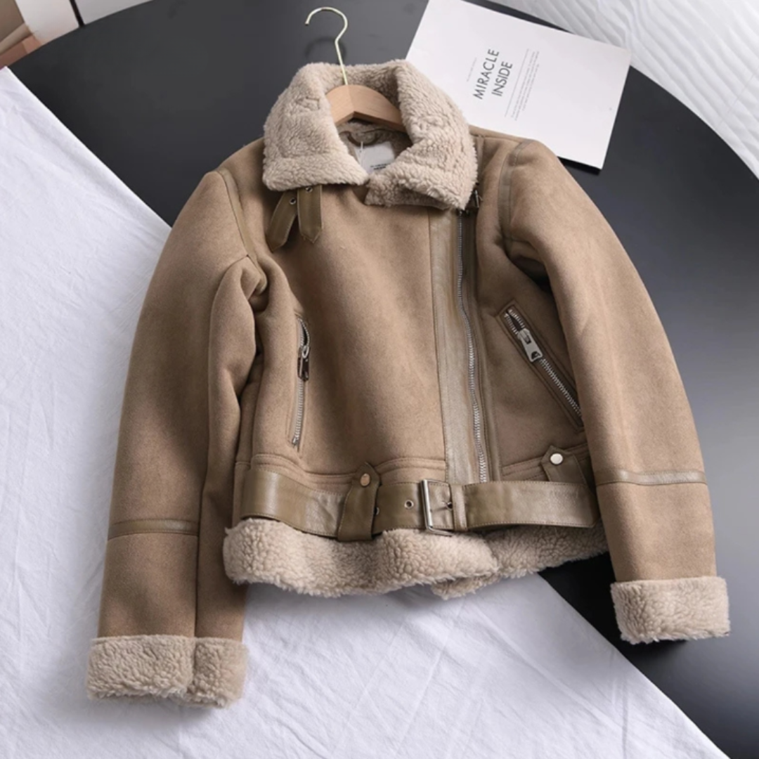 Modieus fleecejack voor dames met zachte voering en stijlvol ontwerp, ideaal voor herfst- en winterdagen.