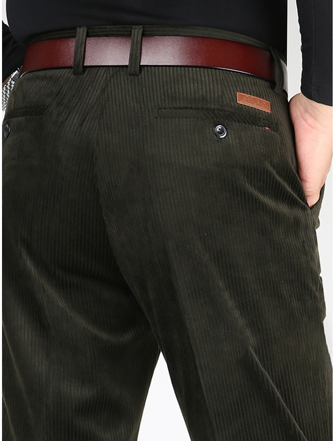 Modieuze corduroy zomerbroek voor heren met stijlvolle zakken - ideaal voor een moderne zomerlook.