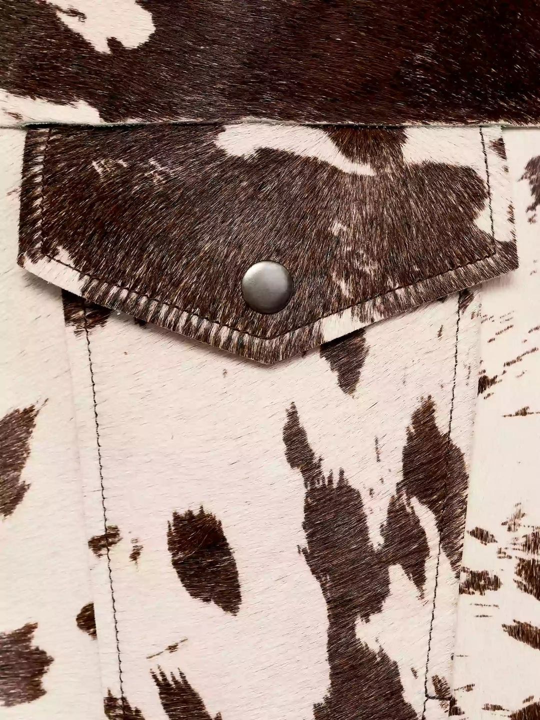 Stijlvolle leren winterjas voor dames, perfect voor koude dagen, met een uniek ontwerp en hoogwaardige materialen.