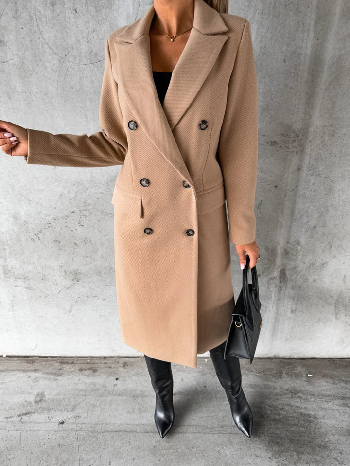 Stijlvolle lange winterjas voor vrouwen met elegant ontwerp en warme voering, ideaal voor koude dagen.