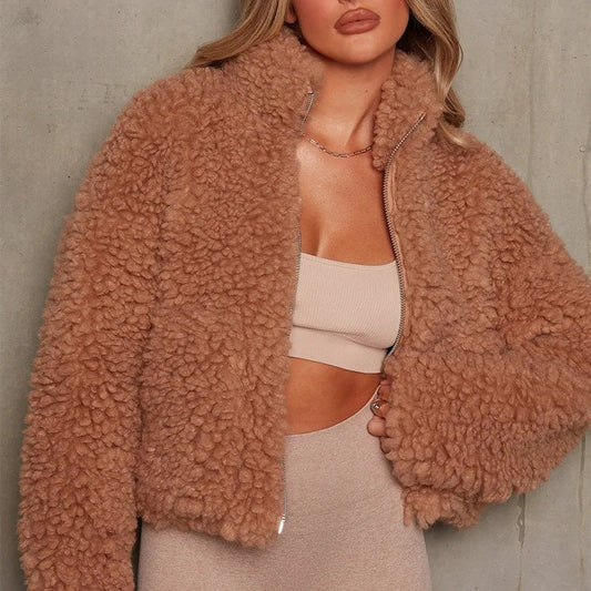 Stijlvolle pluche teddyjas voor vrouwen, biedt luxe warmte en een trendy uitstraling