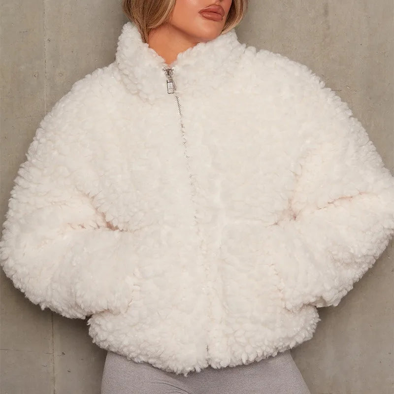 Stijlvolle pluche teddyjas voor vrouwen, biedt luxe warmte en een trendy uitstraling