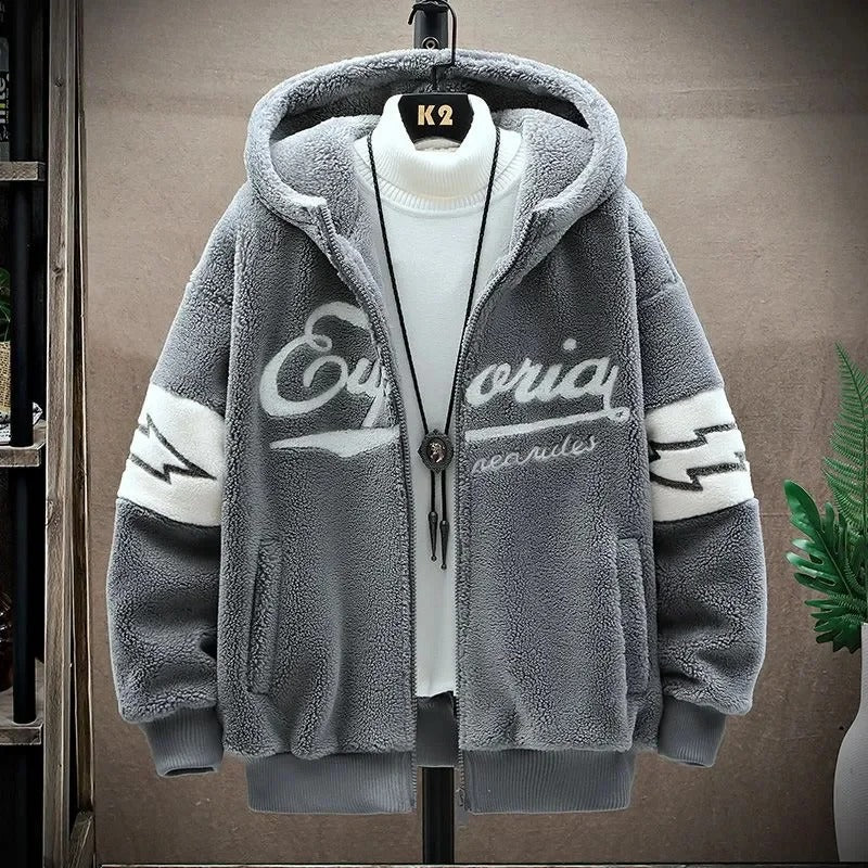 Stijlvolle varsity hoodie met fleece materiaal, comfortabele capuchon en varsity design, ideaal voor herfst- en winterdagen.