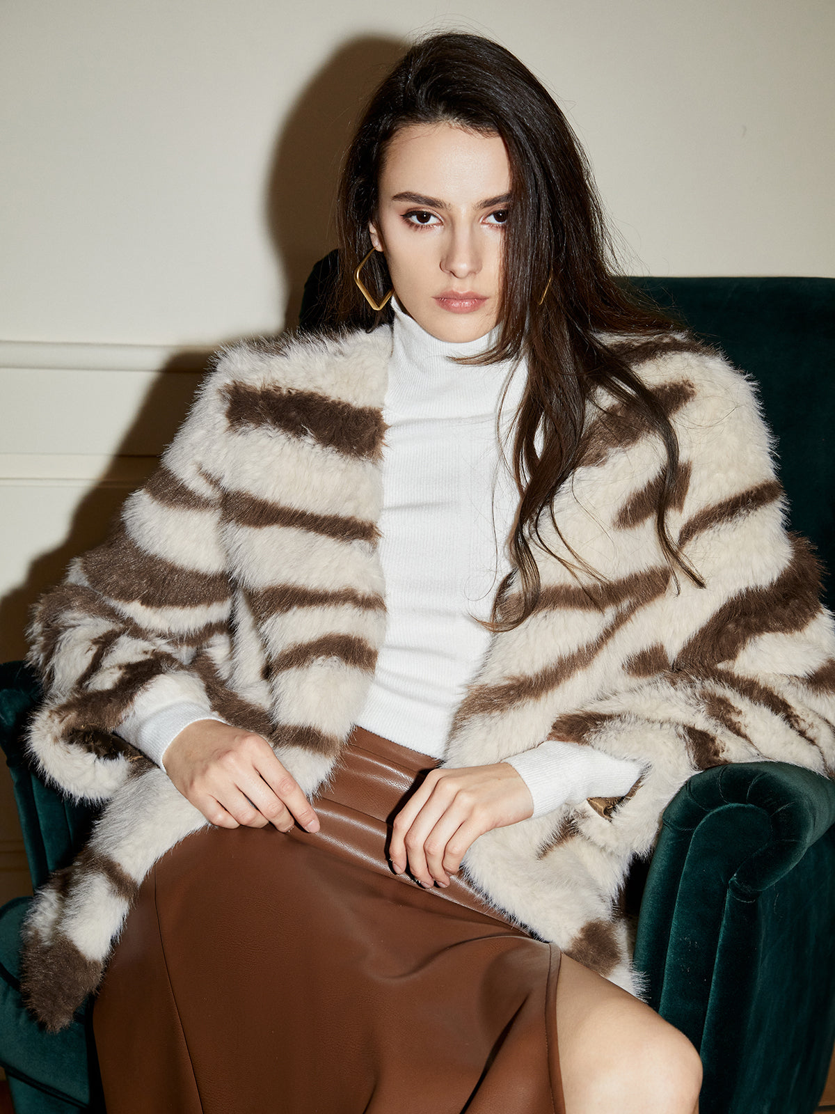 Stijlvolle winterjas van imitatiebont voor dames, ideaal voor warmte en elegantie op herfst- en winterdagen.