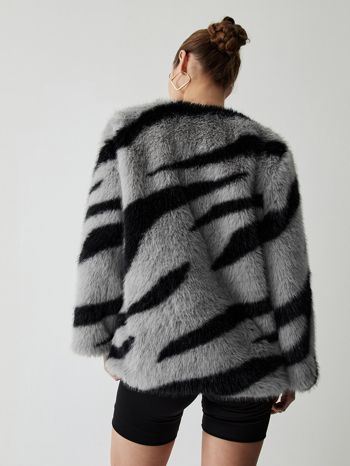 Stijlvolle winterjas van imitatiebont voor dames, ideaal voor warmte en elegantie op herfst- en winterdagen.