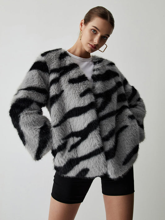 Stijlvolle winterjas van imitatiebont voor dames, ideaal voor warmte en elegantie op herfst- en winterdagen.