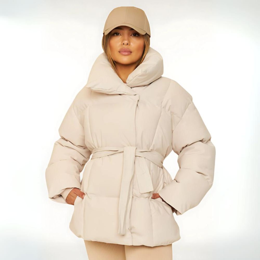 Stijlvolle warme winterjas voor dames, ideaal voor koude herfst- en winterdagen, met riemsluiting en hoge kraag voor optimale bescherming.