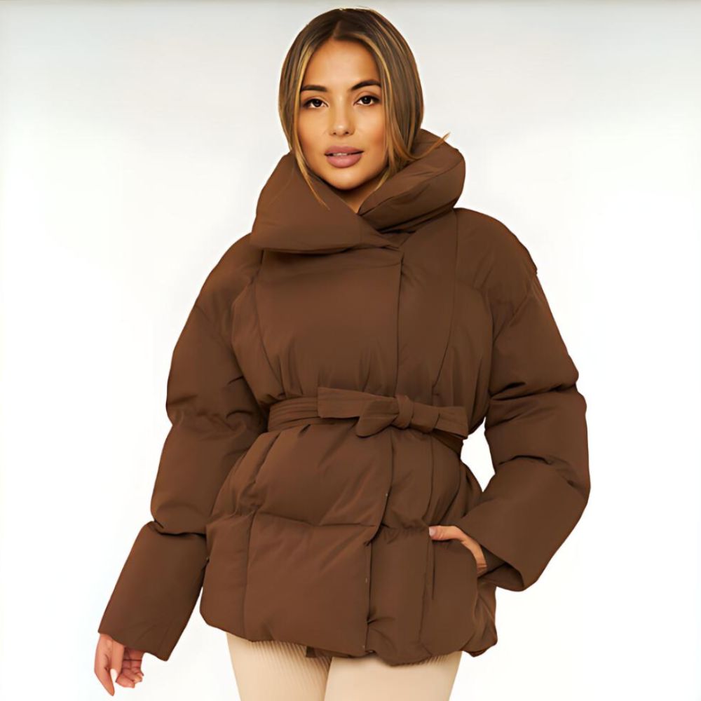 Stijlvolle warme winterjas voor dames, ideaal voor koude herfst- en winterdagen, met riemsluiting en hoge kraag voor optimale bescherming.