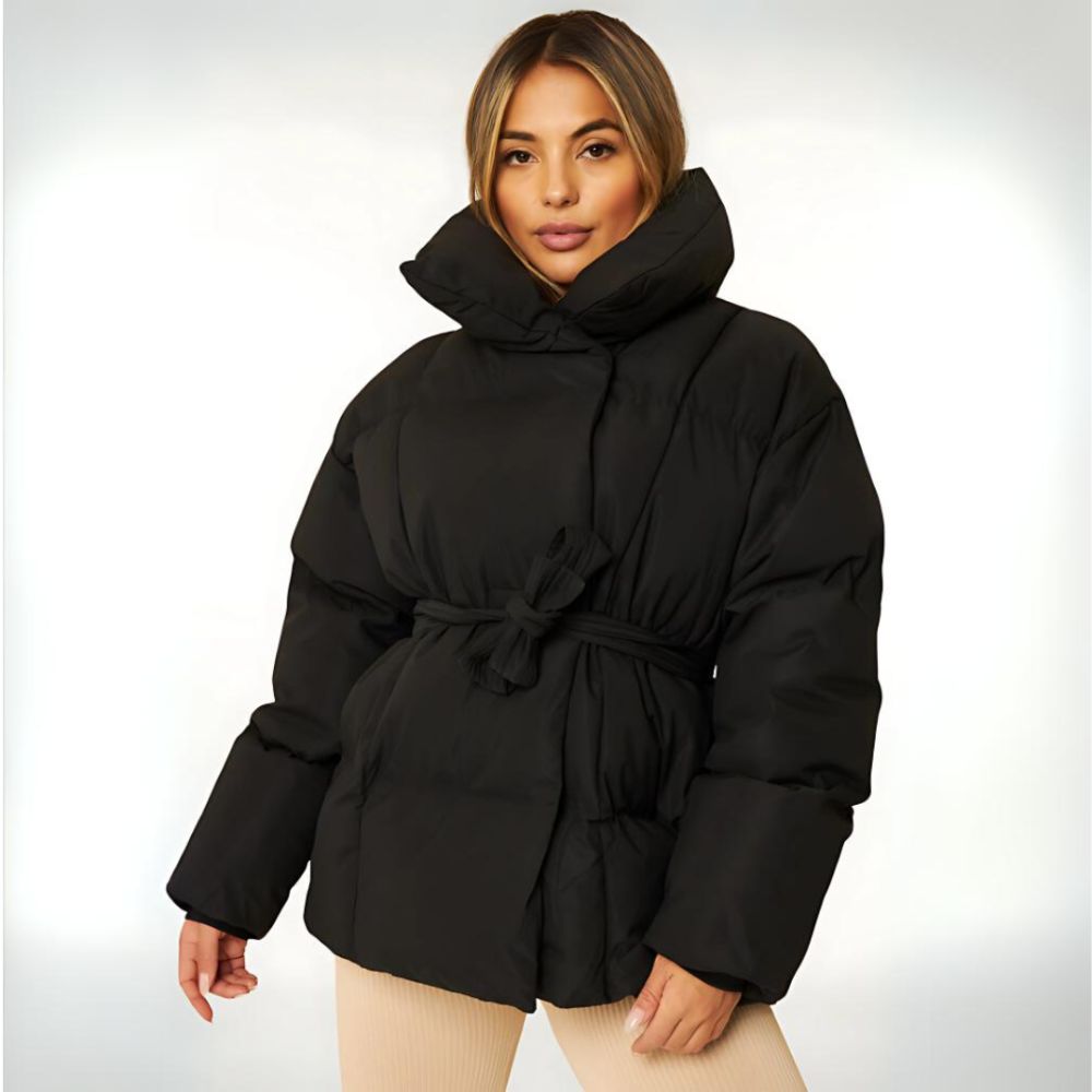 Stijlvolle warme winterjas voor dames, ideaal voor koude herfst- en winterdagen, met riemsluiting en hoge kraag voor optimale bescherming.