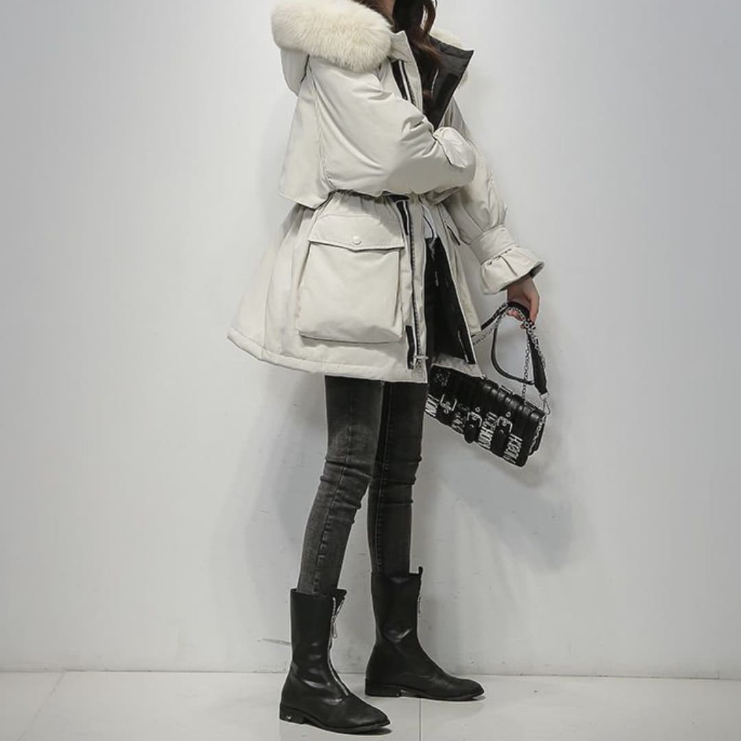 Modieuze winterparka met rand van imitatiebont en tijdloos ontwerp.