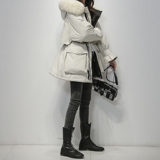 Modieuze winterparka met rand van imitatiebont en tijdloos ontwerp.
