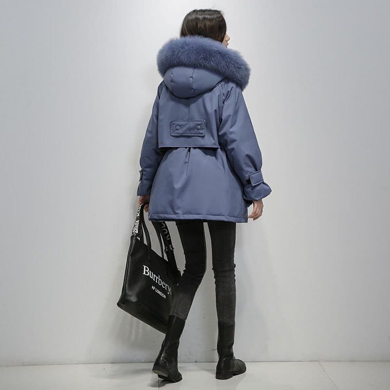 Modieuze winterparka met rand van imitatiebont en tijdloos ontwerp.