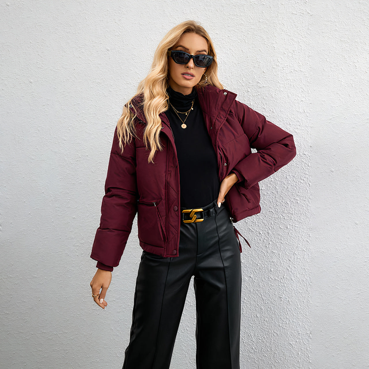 Vrouw draagt een trendy damespufferjack, perfect voor koele herfst- en winterdagen.