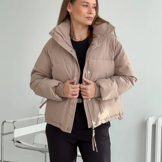 Vrouw draagt een trendy damespufferjack, perfect voor koele herfst- en winterdagen.