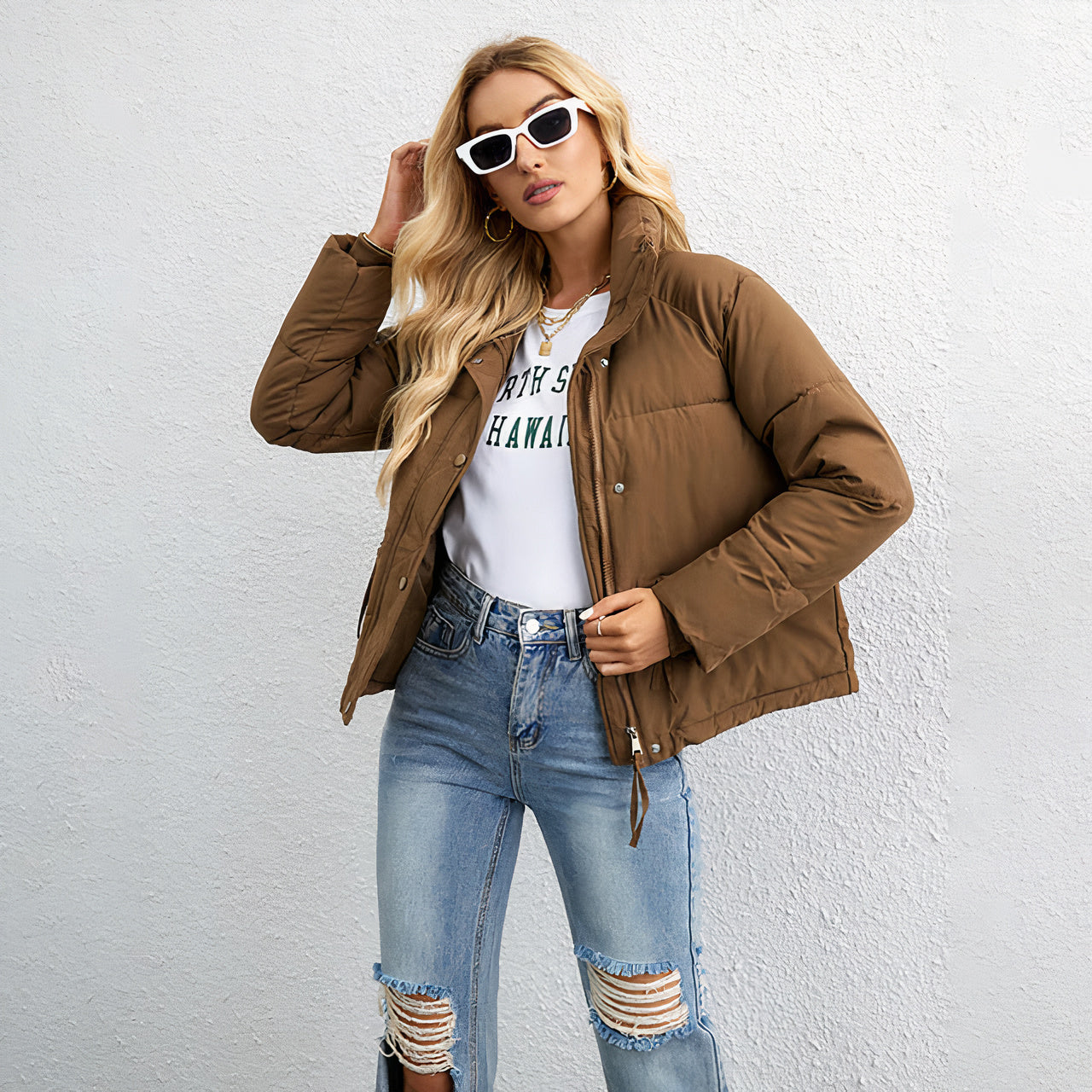 Vrouw draagt een trendy damespufferjack, perfect voor koele herfst- en winterdagen.