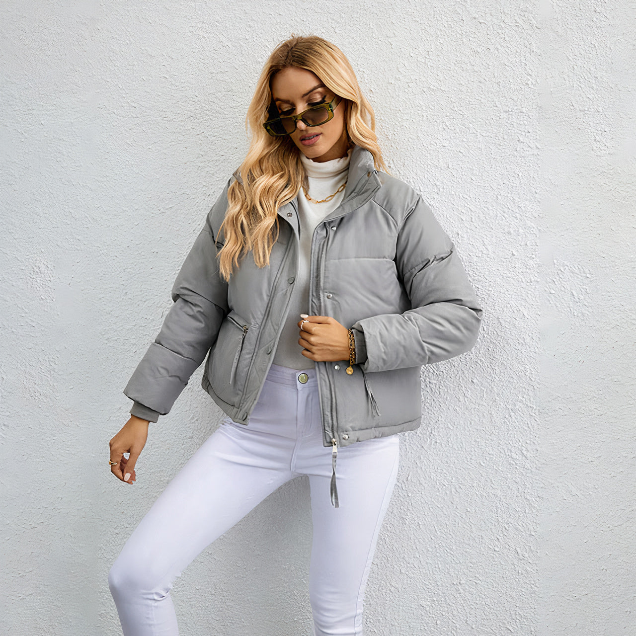 Vrouw draagt een trendy damespufferjack, perfect voor koele herfst- en winterdagen.