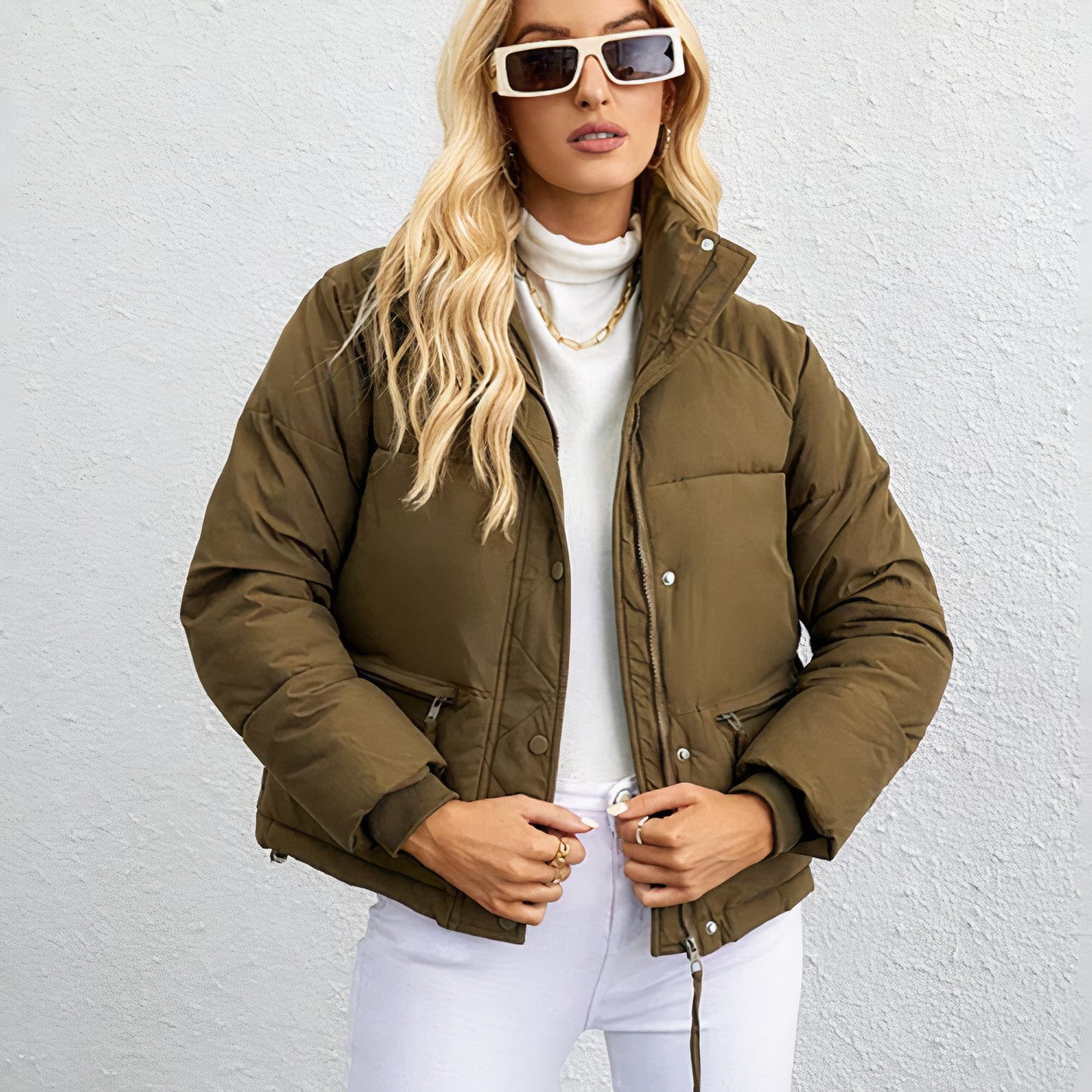 Vrouw draagt een trendy damespufferjack, perfect voor koele herfst- en winterdagen.