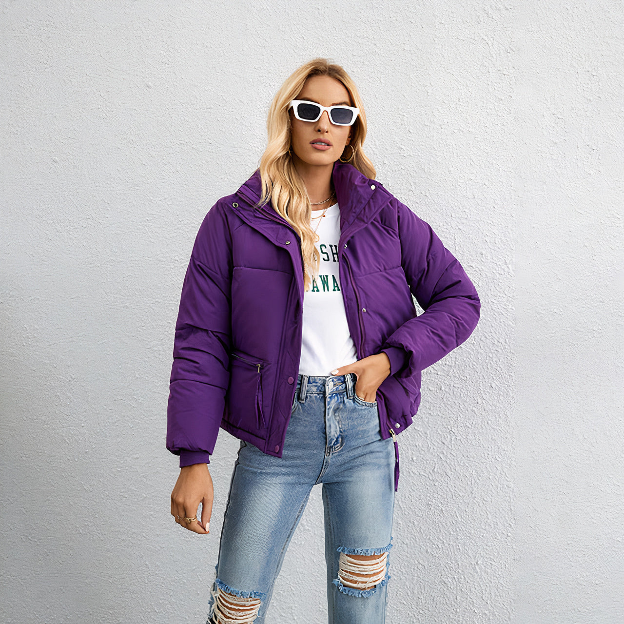 Vrouw draagt een trendy damespufferjack, perfect voor koele herfst- en winterdagen.
