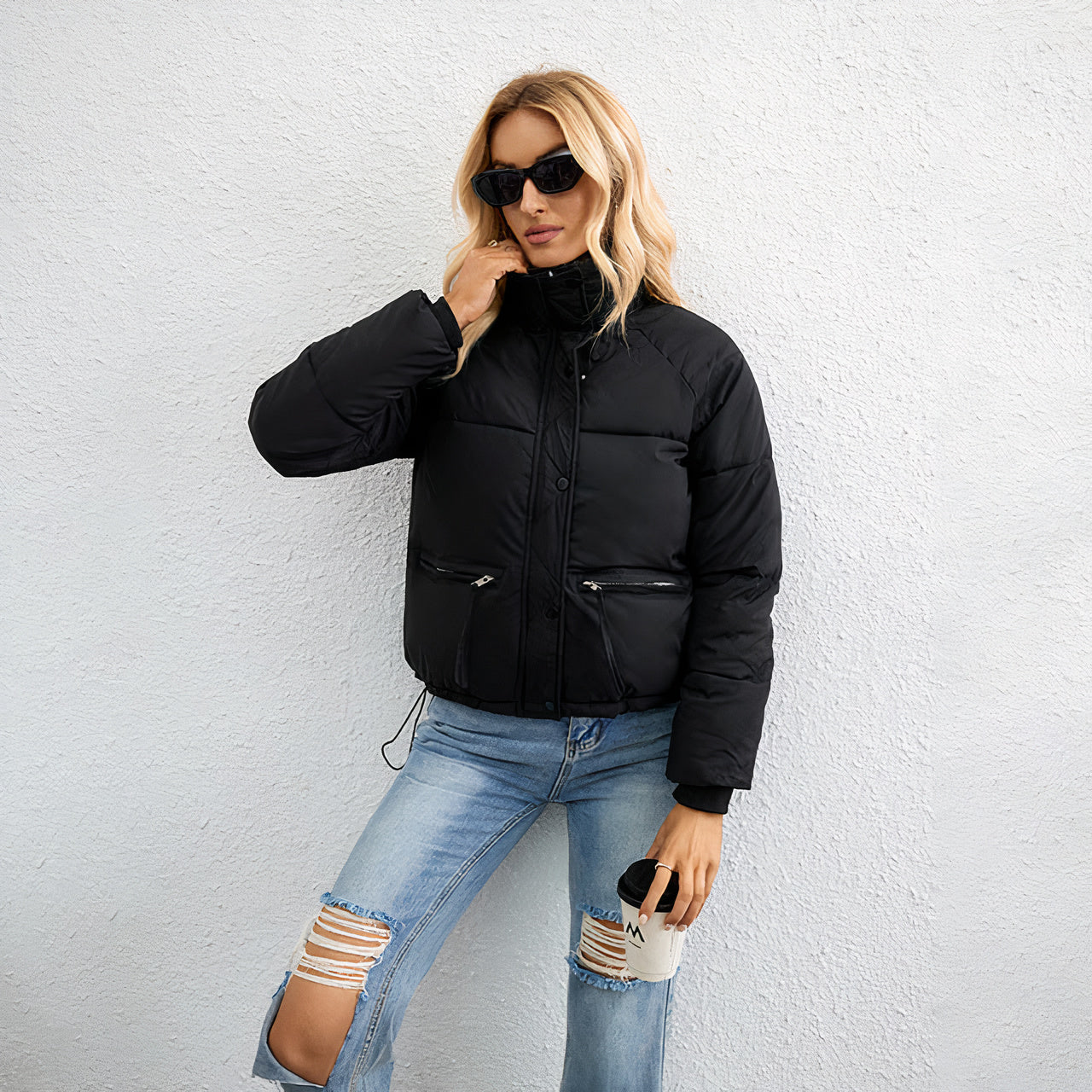 Vrouw draagt een trendy damespufferjack, perfect voor koele herfst- en winterdagen.