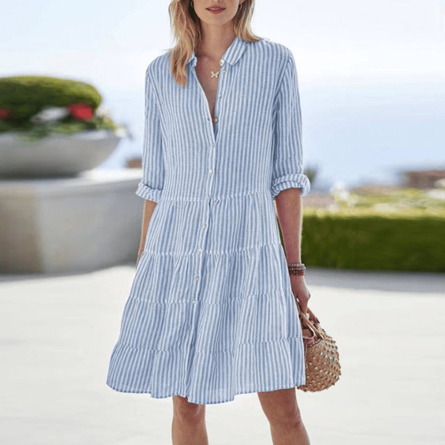 Trendy zomerjurk voor vrouwen, modern ontwerp voor warme dagen.