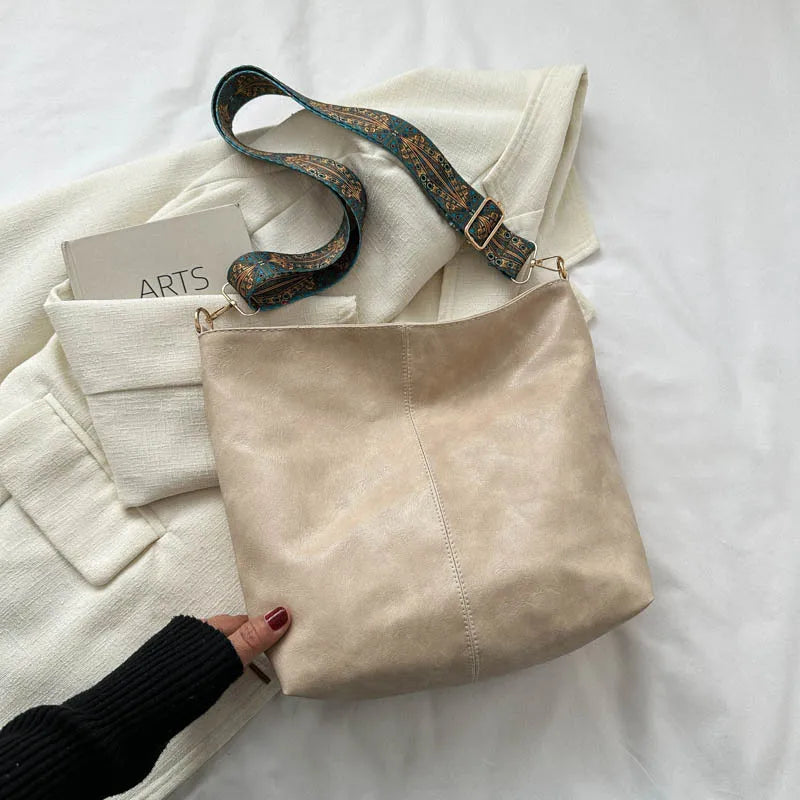 Vintage leren schoudertas voor vrouwen, gemaakt van hoogwaardig leer met verstelbare schouderriem en ruim binnenvak, ideaal voor dagelijks gebruik en speciale gelegenheden.