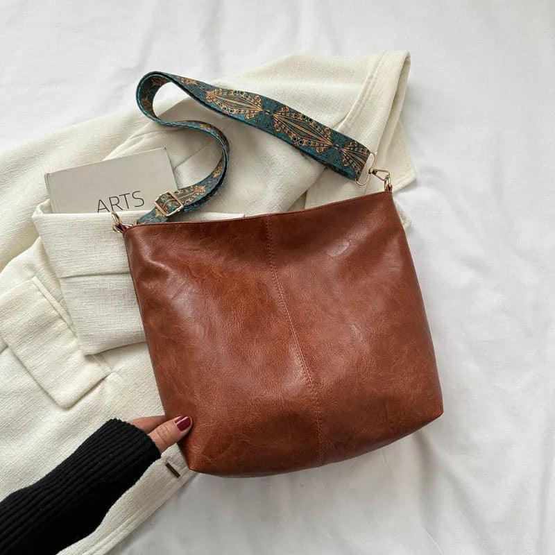 Vintage leren schoudertas voor vrouwen, gemaakt van hoogwaardig leer met verstelbare schouderriem en ruim binnenvak, ideaal voor dagelijks gebruik en speciale gelegenheden.