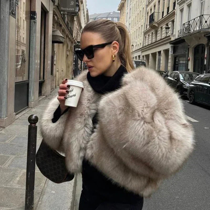 Warme jas van imitatiebont voor dames, luxueus en stijlvol, ideaal voor koude herfst- of winterdagen.
