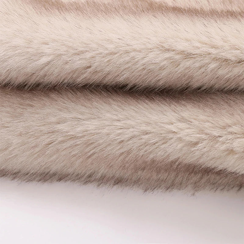 Warme jas van imitatiebont voor dames, luxueus en stijlvol, ideaal voor koude herfst- of winterdagen.