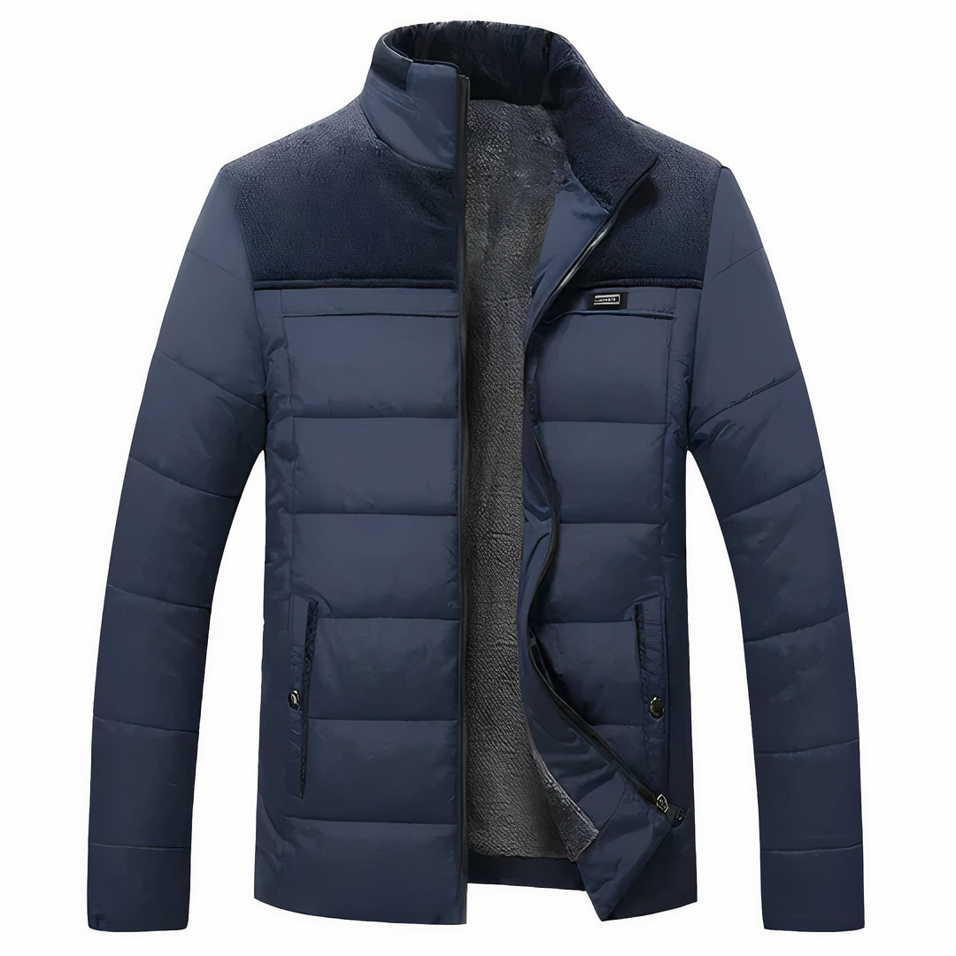Comfort en warmte voor koude dagen
Deze jas combineert functionele stijl met ultiem comfort en biedt bescherming op koude herfst- en winterdagen. Dankzij de warme fleece voering en het winddichte ontwerp voel je je zelfs in guur weer behaaglijk en beschermd. De hoogwaardige afwerking zorgt voor duurzaamheid, terwijl het moderne ontwerp op verschillende manieren gecombineerd kan worden en garant staat voor een stijlvolle uitstraling. Perfect voor iedereen die waarde hecht aan comfort, warmte en een modieuze
