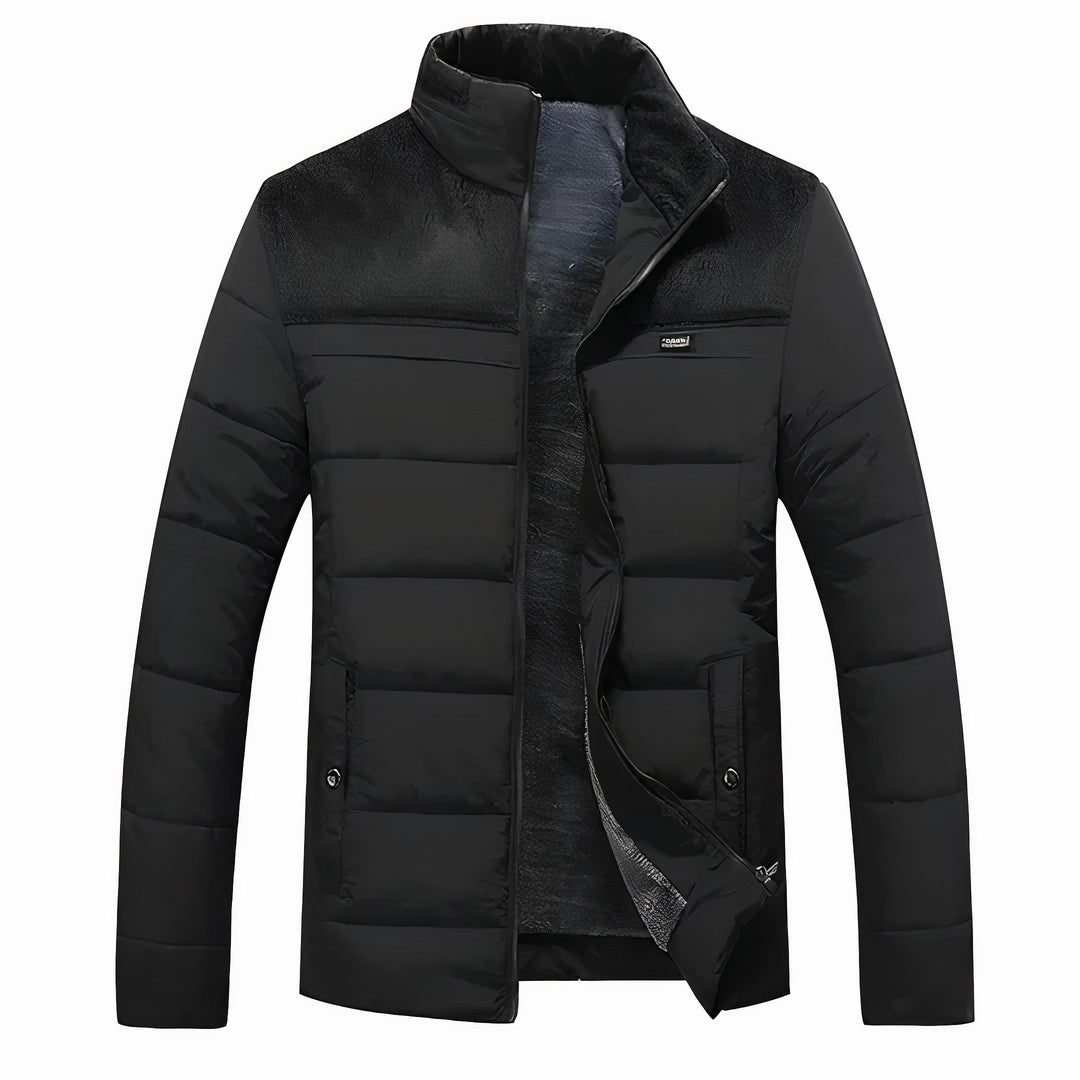 Comfort en warmte voor koude dagen
Deze jas combineert functionele stijl met ultiem comfort en biedt bescherming op koude herfst- en winterdagen. Dankzij de warme fleece voering en het winddichte ontwerp voel je je zelfs in guur weer behaaglijk en beschermd. De hoogwaardige afwerking zorgt voor duurzaamheid, terwijl het moderne ontwerp op verschillende manieren gecombineerd kan worden en garant staat voor een stijlvolle uitstraling. Perfect voor iedereen die waarde hecht aan comfort, warmte en een modieuze